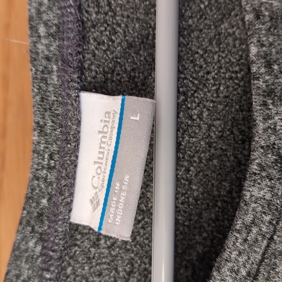 Columbia sweatshirt w/ pockets, size L - Picture 2 of 4
